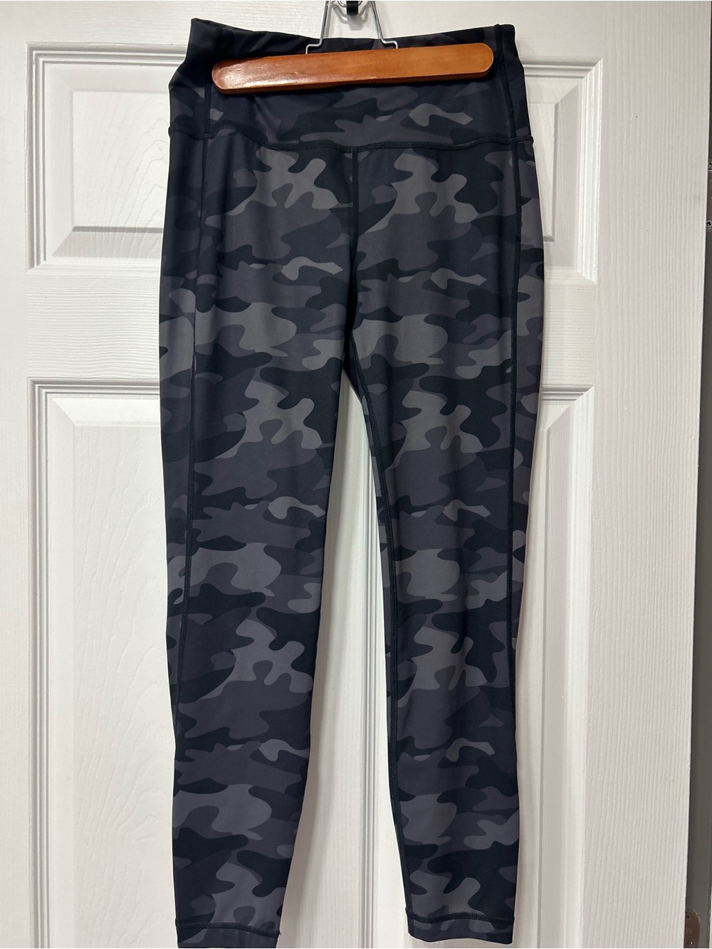 Womens' Black Gray Camo Active 3/4 Leggings